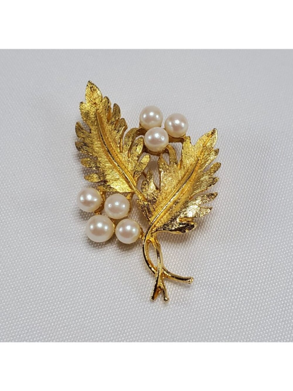 Vintage Dubarry Fifth Ave Brooch Gold Tone Pin Faux Pearl Leaf Signed DBA - Picture 2 of 7